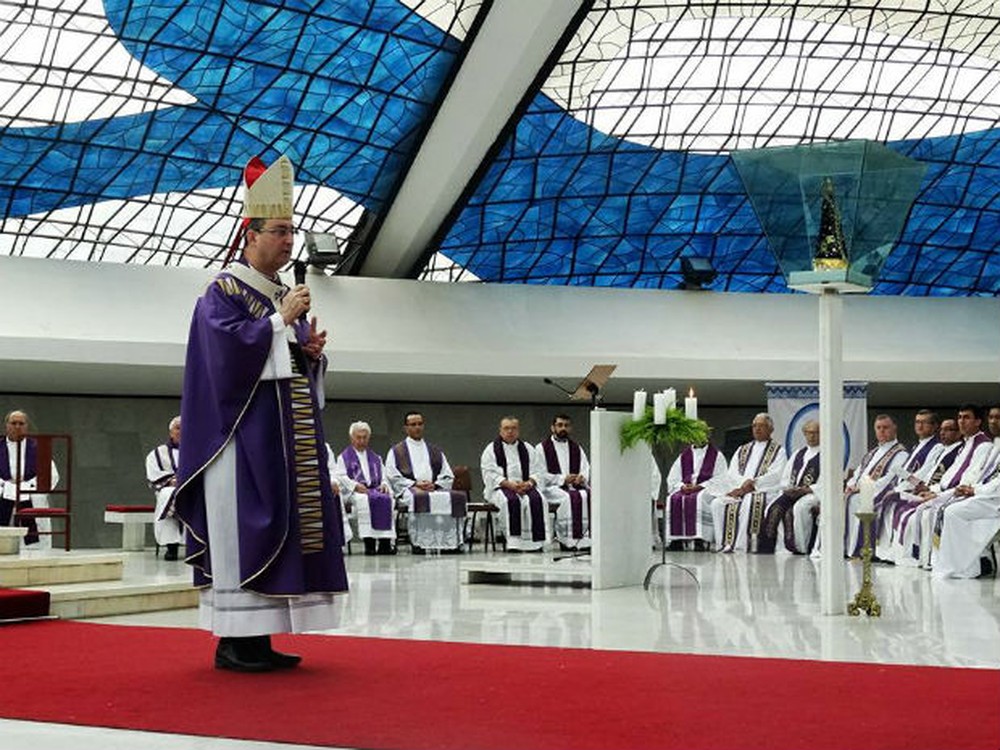 Coronavírus: Arquidiocese de Brasília orienta fiéis a evitar 'abraço da paz' durante celebrações