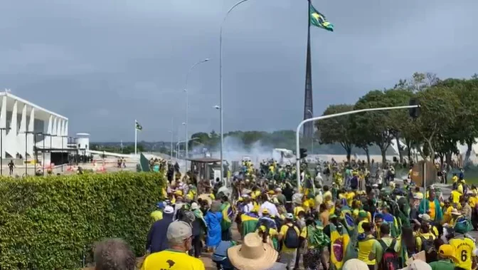 Bolsonaristas invadem o Congresso e o Planalto em manifestação antidemocrática
