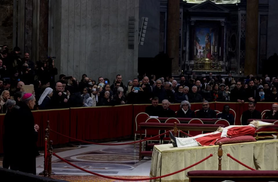 Velório de Bento XVI na Basílica de São Pedro reúne milhares de fiéis