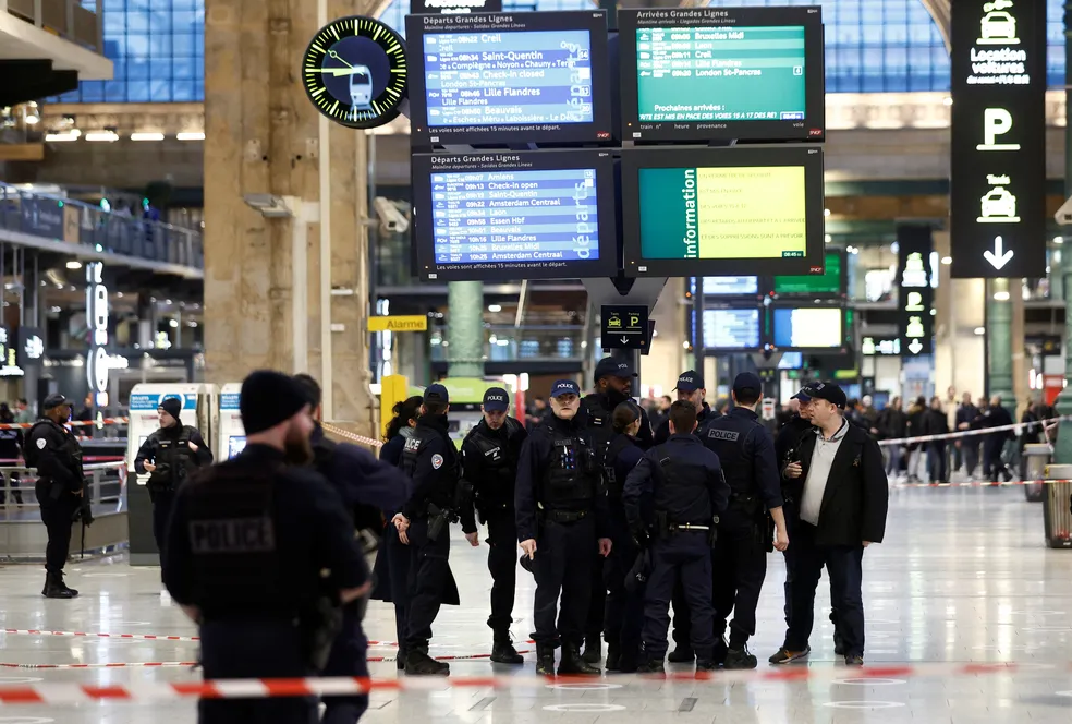 Homem com faca deixa seis pessoas feridas em estação de trem de Paris