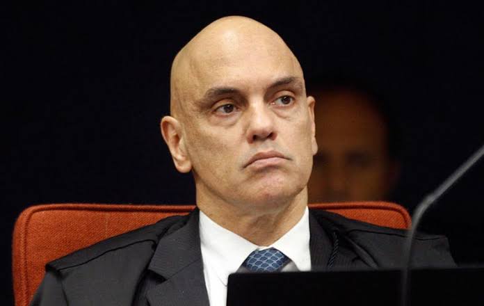 Alexandre de Moraes bloqueia redes de deputados, coleta DNA e confisca passaporte