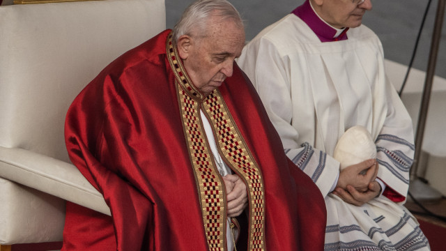 Sob liderança de papa Francisco, Vaticano enfim se despede de Bento 16