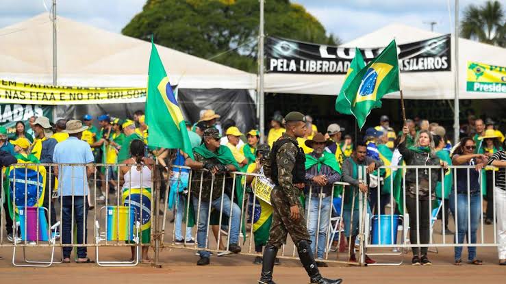 Mais de 100 ônibus chegam a Brasília e governo promete endurecer contra manifestantes