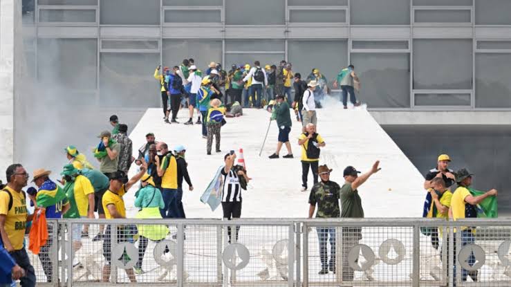 Líderes políticos internacionais repudiam invasão de terroristas bolsonaristas em Brasília