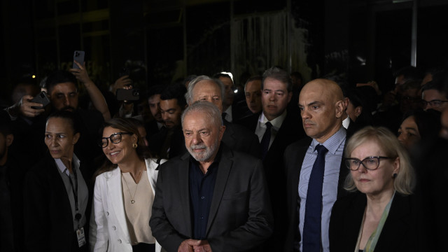 Ao lado de governadores, Lula caminha até o STF e diz que não haverá golpe