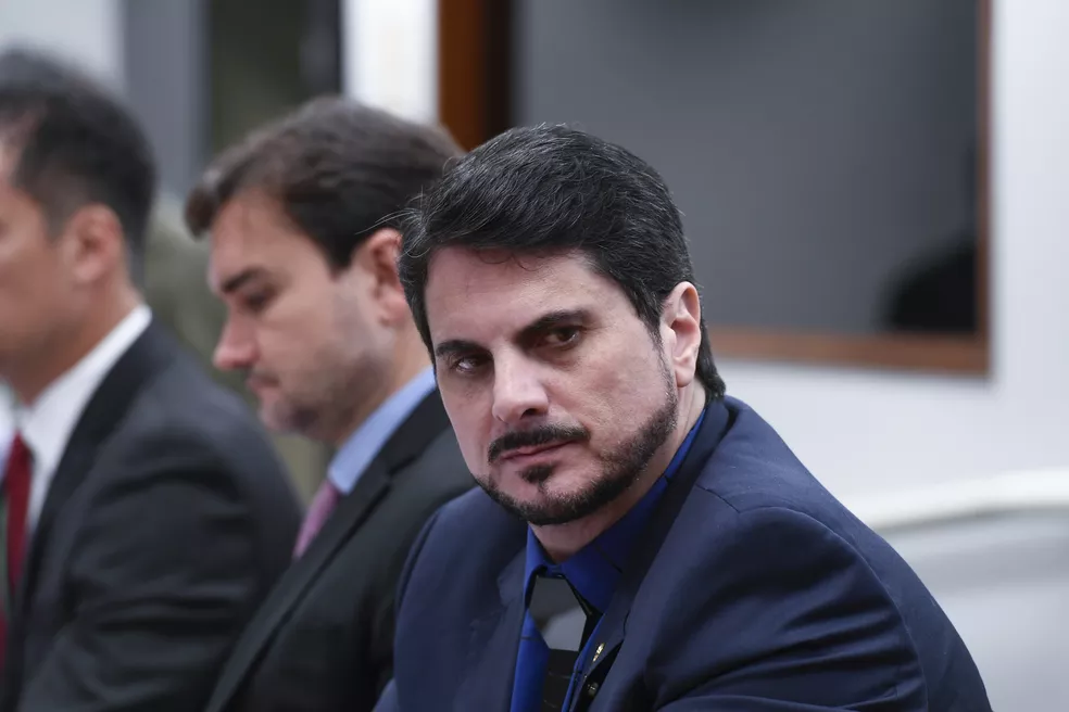 Marcos do Val diz que recebeu proposta golpista de Daniel Silveira, ao lado de Bolsonaro, e anuncia que renunciará ao mandato