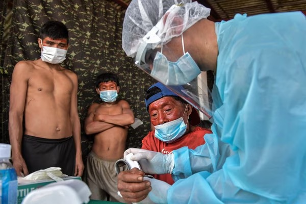 Saúde antecipa vacinação contra covid-19 em terra yanomami