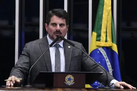 Marcos do Val sai de depoimento à PF e culpa Silveira por reunião golpista