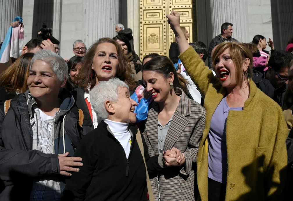 Espanha aprova licença menstrual e amplia direitos ao aborto e a transgêneros