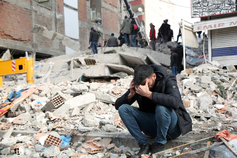 Governo de SP vai enviar bombeiros, médicos e cães farejadores para ajudar no resgate de vítimas do terremoto na Turquia