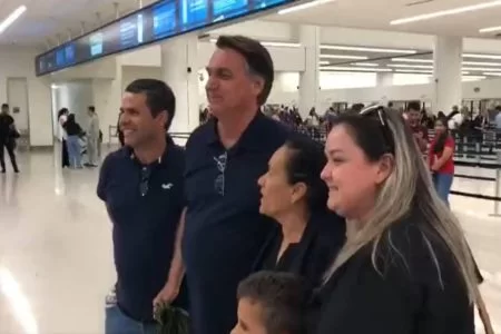 Bolsonaro embarca dos Estados Unidos para o Brasil. 