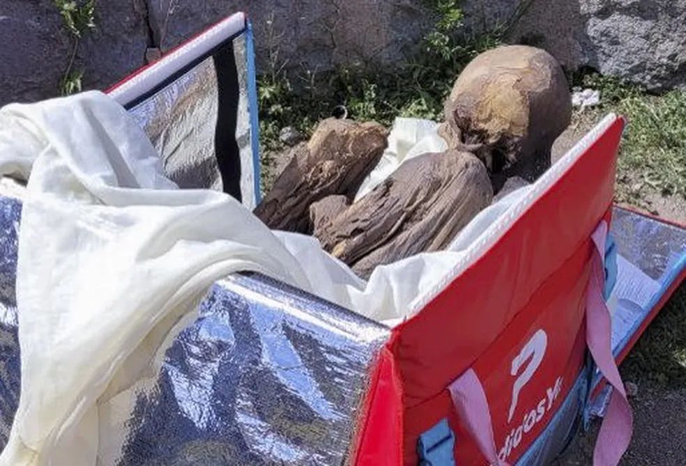 Múmia encontrada em mochila de entregador peruano tinha mais de 600 anos