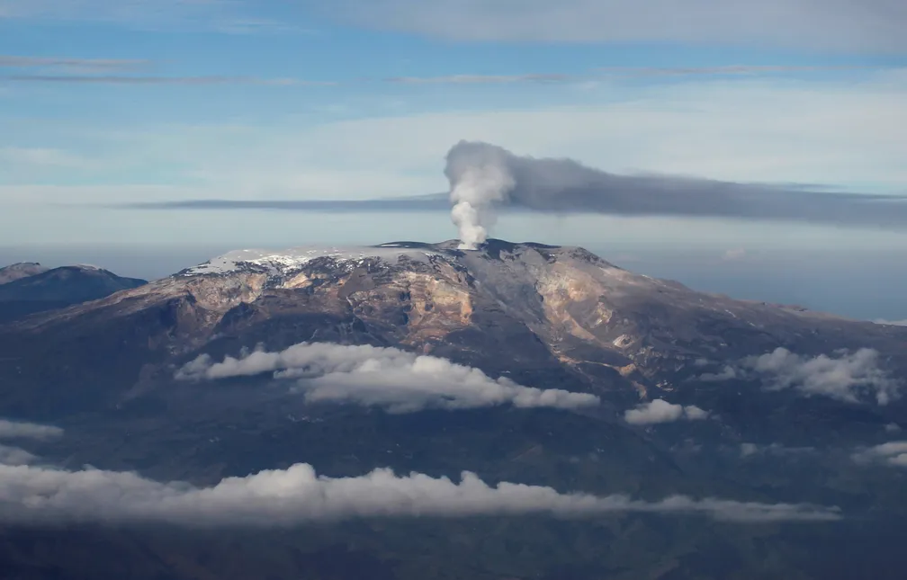 Vulcão na Colômbia volta à atividade, e governo vê risco de erupção