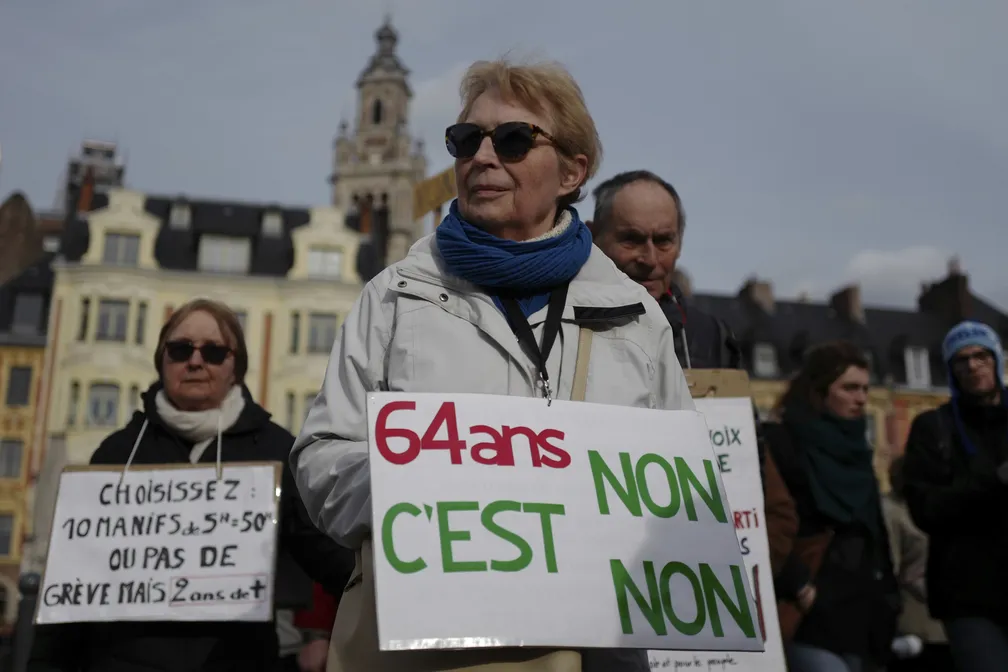 Senado francês aprova nova versão da reforma da previdência; texto ainda precisa passar pelos deputados