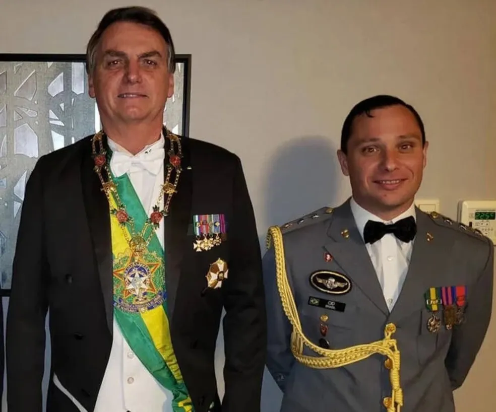 PF intima Bolsonaro e Mauro Cid a depor em inquérito das joias