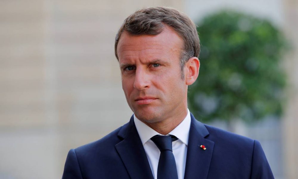 Sob protestos, Macron eleva idade de aposentadoria sem aval dos deputados