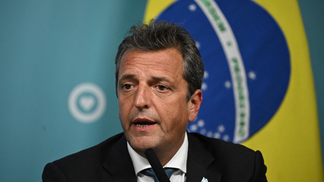 Ministro da Economia da Argentina anuncia troca de dívida em pesos