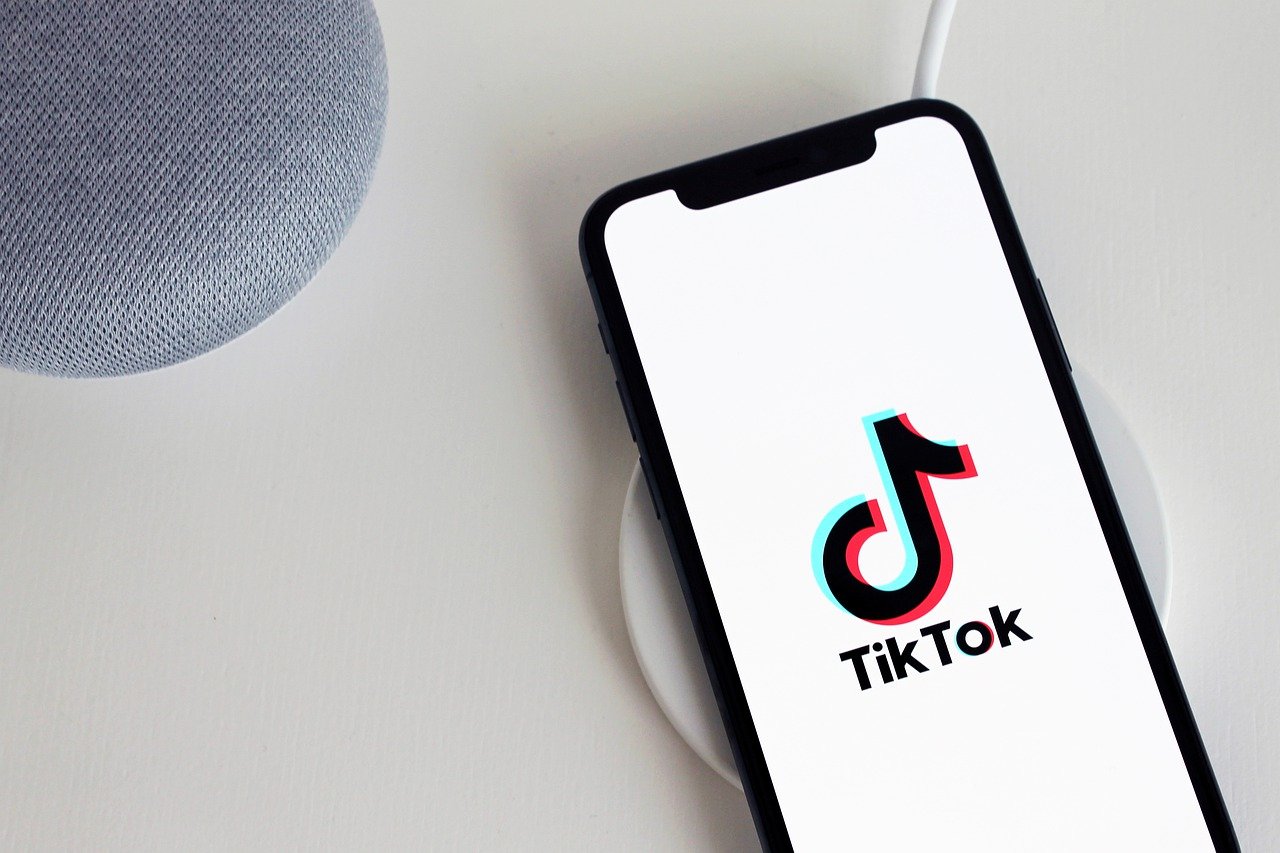 China usa TikTok para controlar dados de usuários americanos, diz diretor do FBI