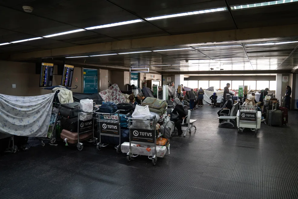 Novo grupo de afegãos chega ao Brasil e mais de 200 imigrantes esperam por abrigo no Aeroporto Internacional de SP, em Guarulhos