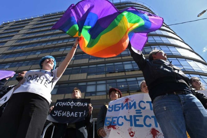 Parlamento russo proíbe transexuais de adotarem crianças