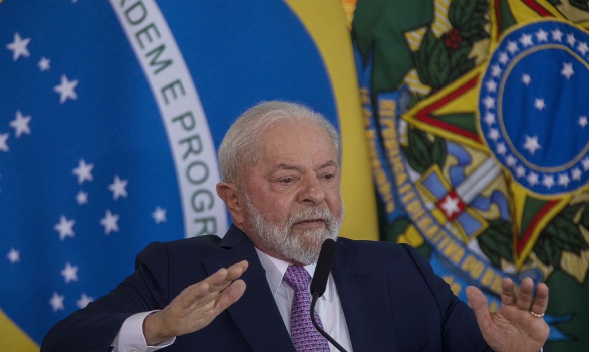 Lula: país poderia ser 4ª economia global, mas caiu em mundo obscuro