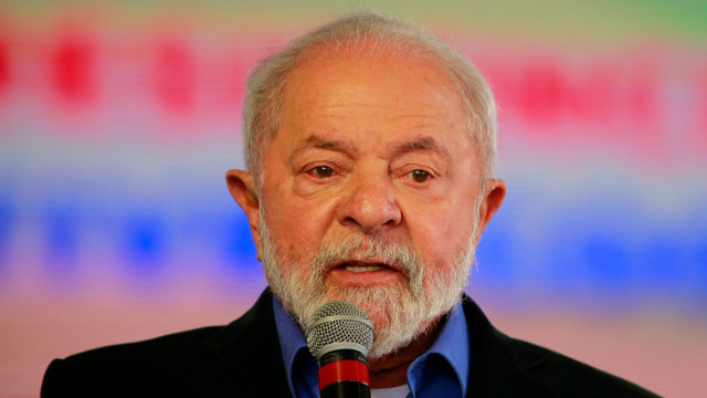 Lula volta de viagem e acelera negociação por reforma ministerial sob pressão do centrão