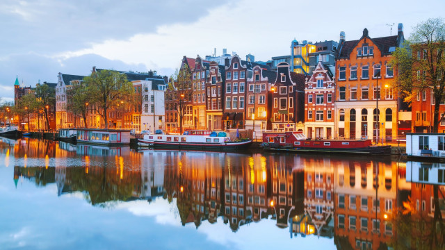 Amesterdã fecha porto turístico para tentar controlar turismo de massas