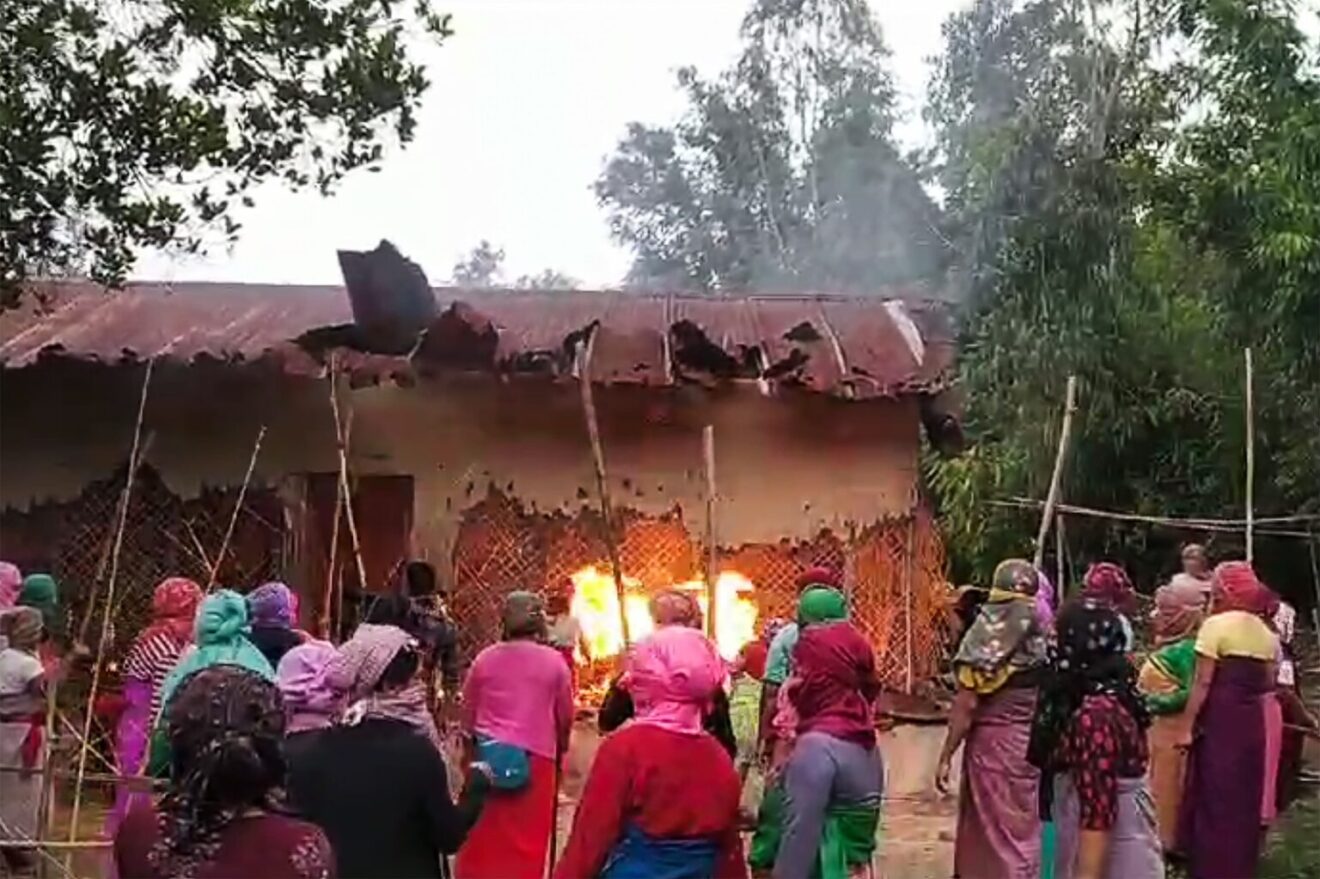 Grupo feminino incendeia casas de suspeitos de forçar duas mulheres a andar nuas na índia