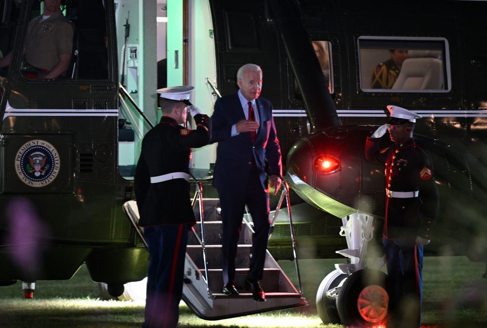 Biden faz escala diplomática em Londres antes de reunião da Otan