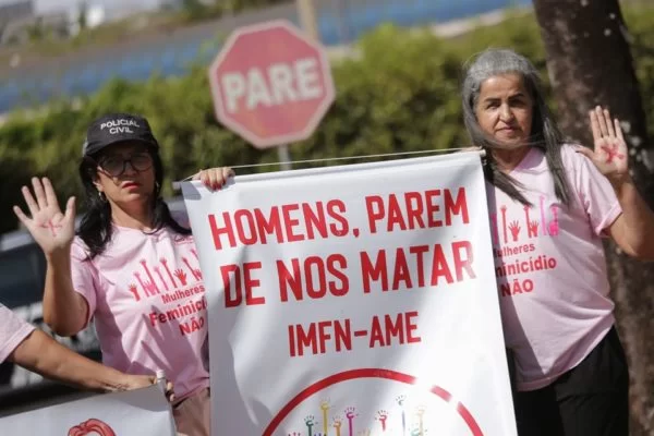 “Parem de nos matar”: em velório de policial morta por ex, mulheres pedem fim de feminicídios