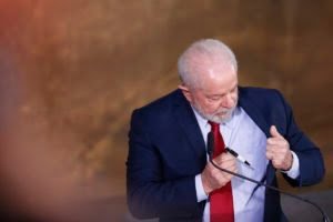Reforma ministerial será definida só quando Lula voltar da África, diz Planalto a parlamentares