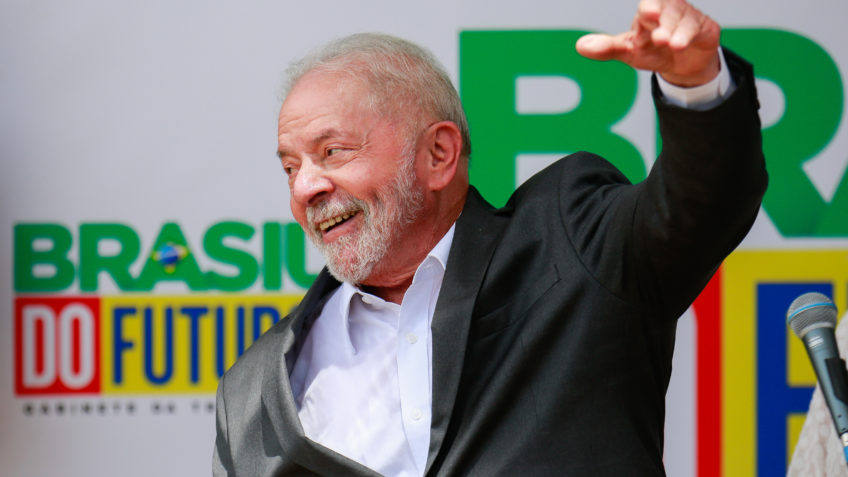 Lula recebe condecoração em Luanda
