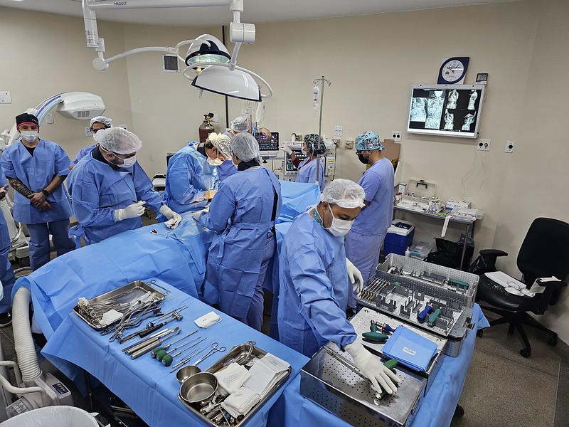 SES-DF: Equipamentos modernos são testados em cirurgias complexas de coluna