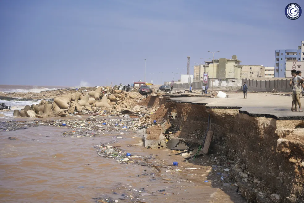 Líbia recupera mil corpos em cidade inundada após tempestades; 10 mil estão desaparecidos