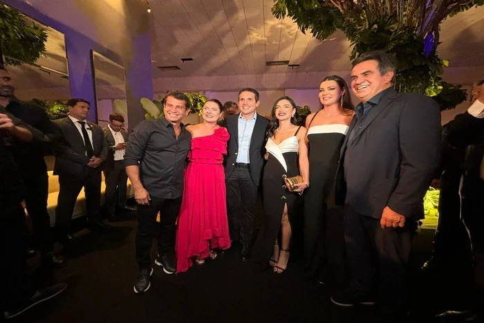 Hugo Motta comemora vitória com ministros e políticos do PL ao PT