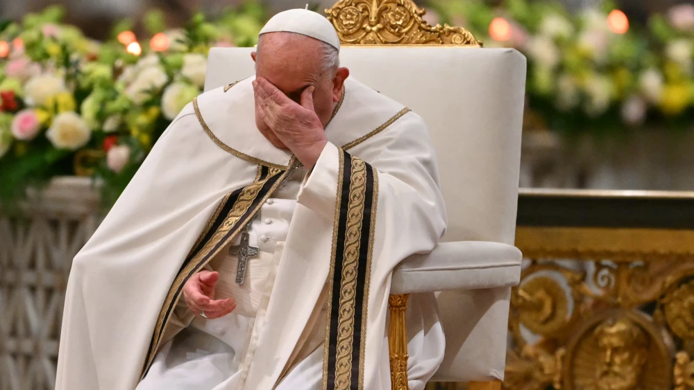 Papa Francisco é hospitalizado para fazer exames e tratar bronquite, diz Vaticano